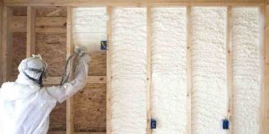 Izolacje natryskowe -Pianka pur do cieplania poddaszy stropów domów